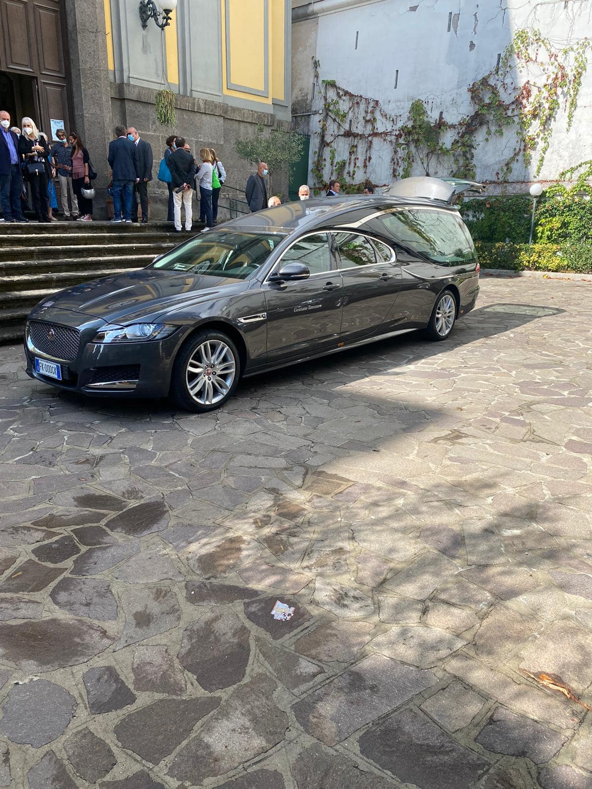 Carro funebre Jaguar Onoranze Funebri Gennaro Tammaro davanti a chiesa di Napoli — agenzia funebre storica